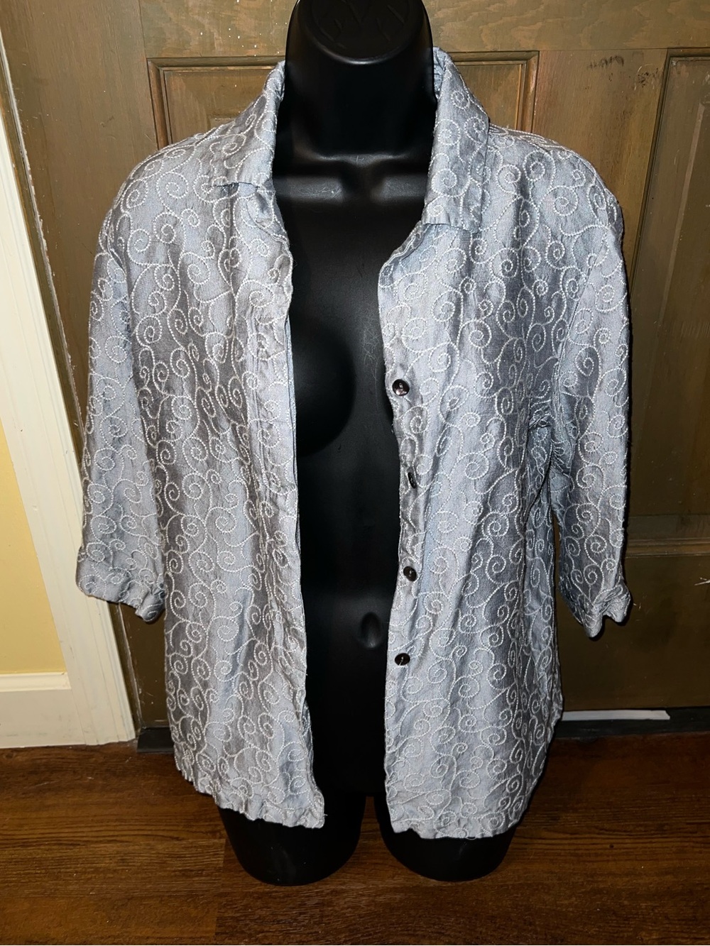 Chico's Design Gray Textured Silk Embroidered Retro Flowy Button Up Shirt Size 2 - Picture 2 of 8